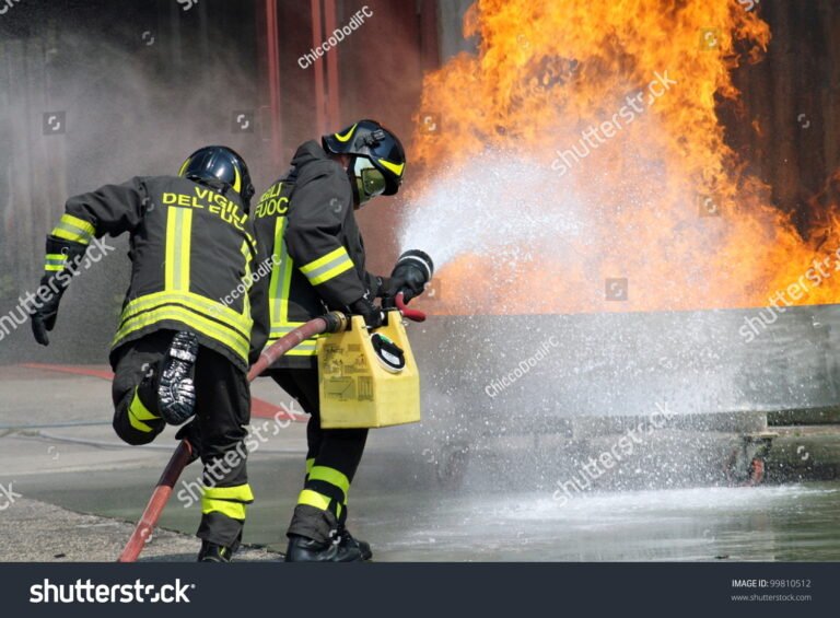 Gli Addetti Antincendio Devono Frequentare Un Corso Specifico Per Legge 21 addetti antincendio in azione durante esercitazione