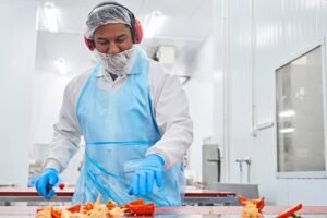 addetti cucina con guanti e cappelli igienici