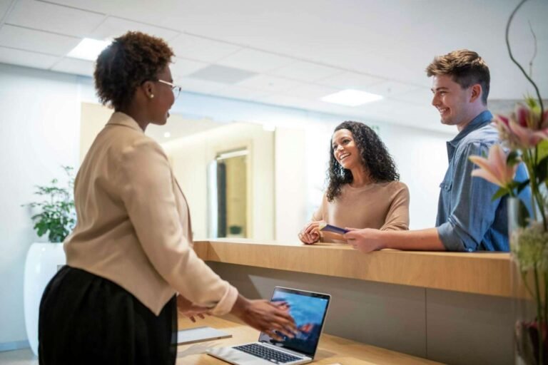 Come Si Fa A Lavorare Al CUP ASL E Quali Requisiti Occorrono 4 addetti sportello cup asl al lavoro accoglienza