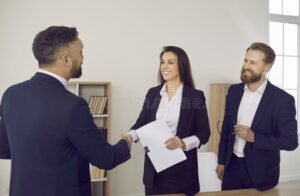 agente finanziario che consiglia clienti sorridenti