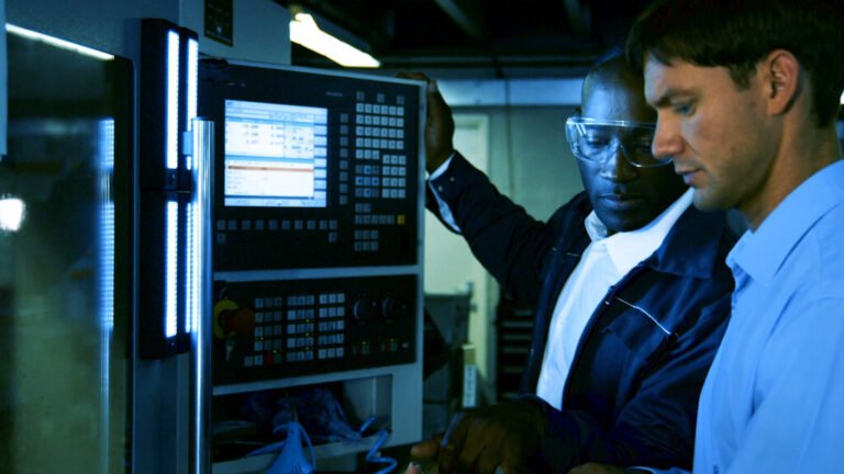 Qual È L'Obbligo Di Pec Per Gli Amministratori Delle Società 30 amministratori aziendali con computer e pec