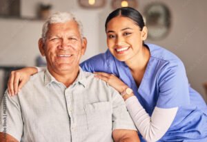 anziani assistiti con sorriso e supporto caregiver