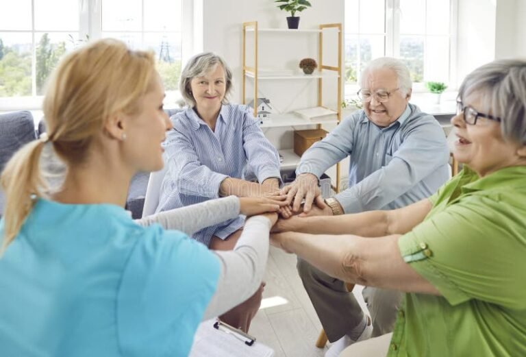 Quali Servizi di Accompagnamento per Anziani in Casa di Riposo Sono Disponibili 2 anziani felici assistiti da personale qualificato