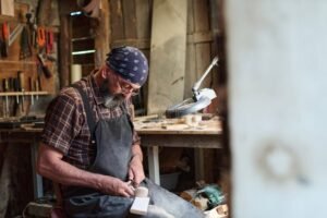 artigiano al lavoro con attrezzi tradizionali