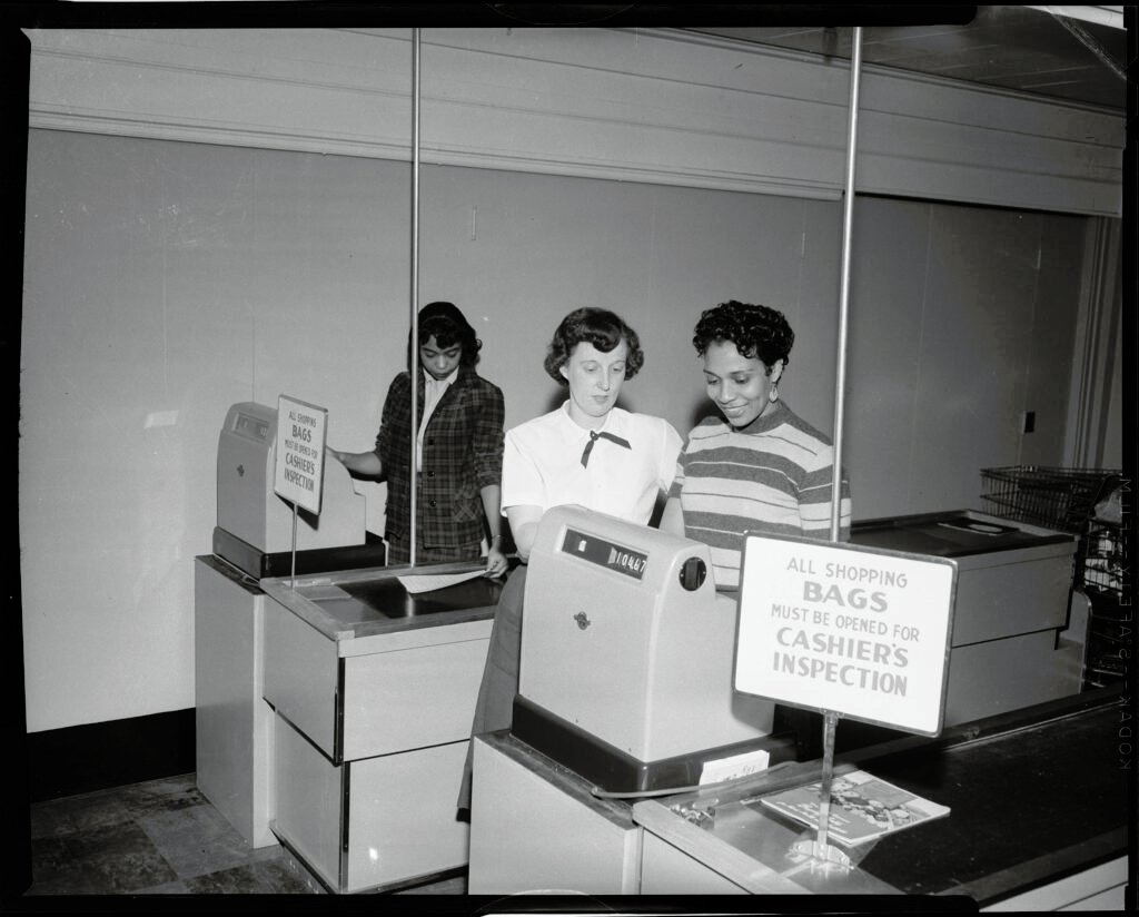 Come Funziona l’Assegno Circolare e Quali Sono le Sue Caratteristiche 2 assegno circolare in primo piano sulla scrivania