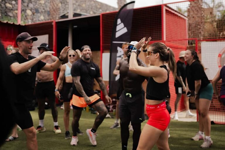 atleti amatoriali che si allenano insieme allaperto