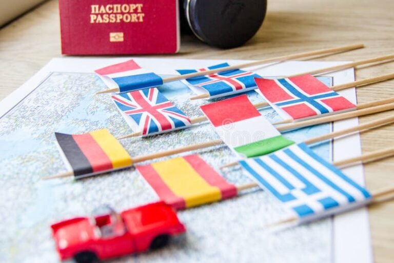 auto con passaporto e mappa italiana