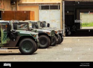 auto militare parcheggiata accanto a base militare