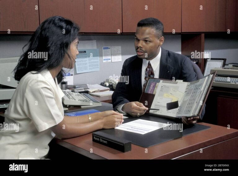 Cos'è il Prestito Compass di Gruppo Mediobanca a Perugia 2 banca con clienti che discutono prestiti