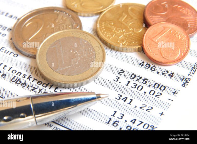 banconote e monete sopra un estratto conto