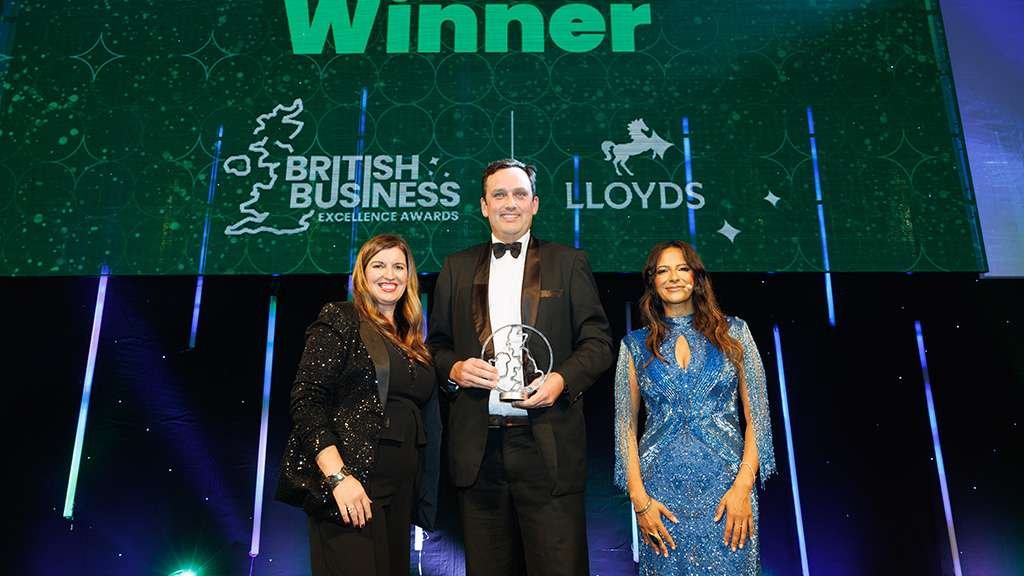 bilancia con monete e premi aziendali