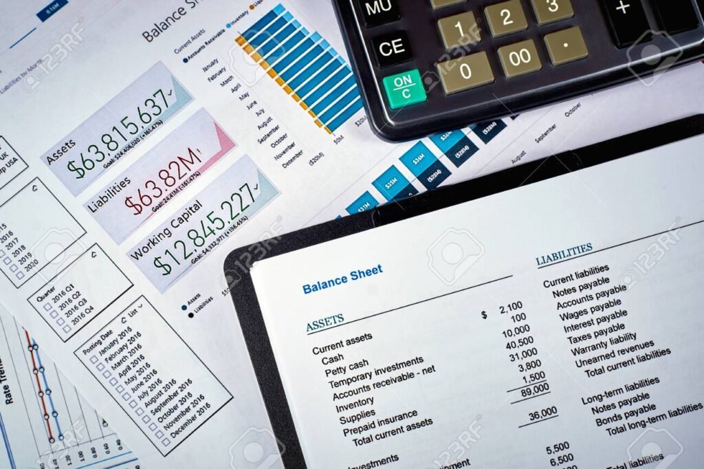 bilancio contabile con calcolatrice e documenti finanziari