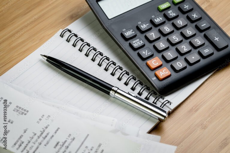 Come Gestire Fatture Non Incassate nel Passaggio da Ordinario a Forfettario 14 calcolatrice con fatture e penna su tavolo