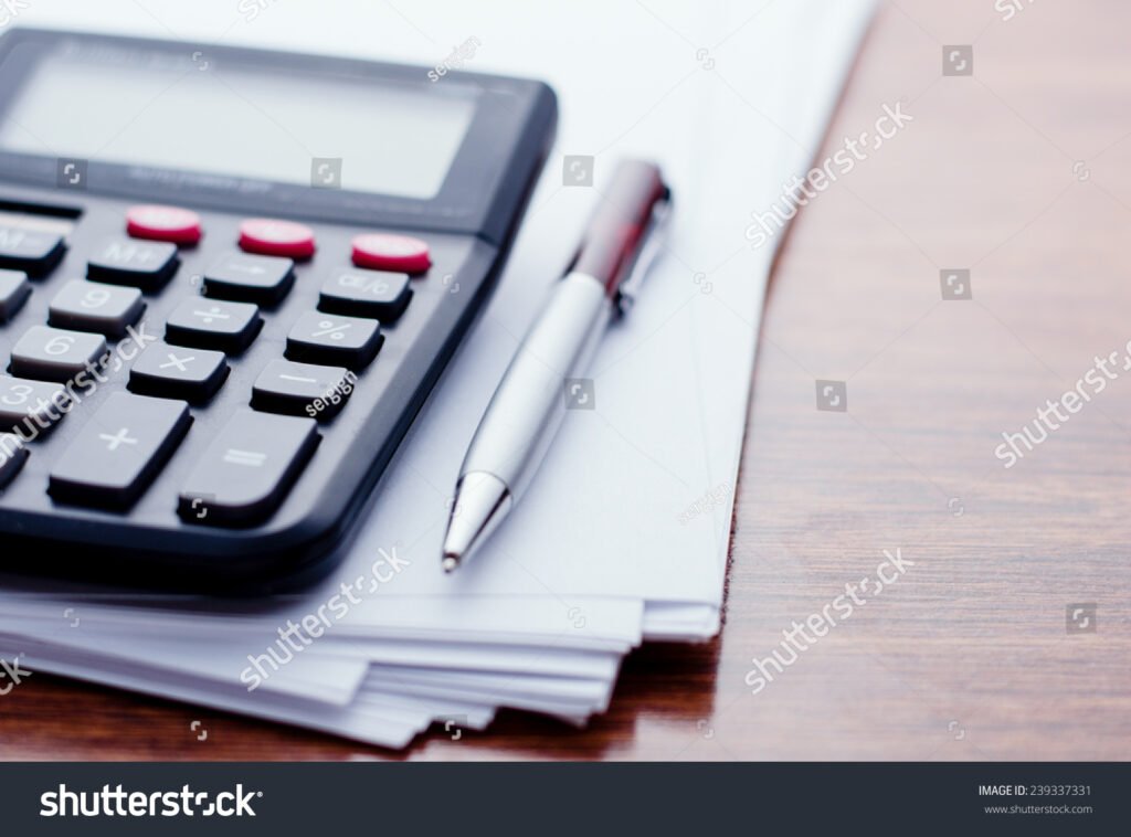 Come Si Calcola il Piano di Ammortamento di un Mutuo Passo per Passo 2 calcolatrice documenti e penna su tavolo