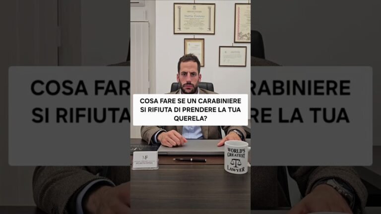 carabiniere che riceve una denuncia in ufficio