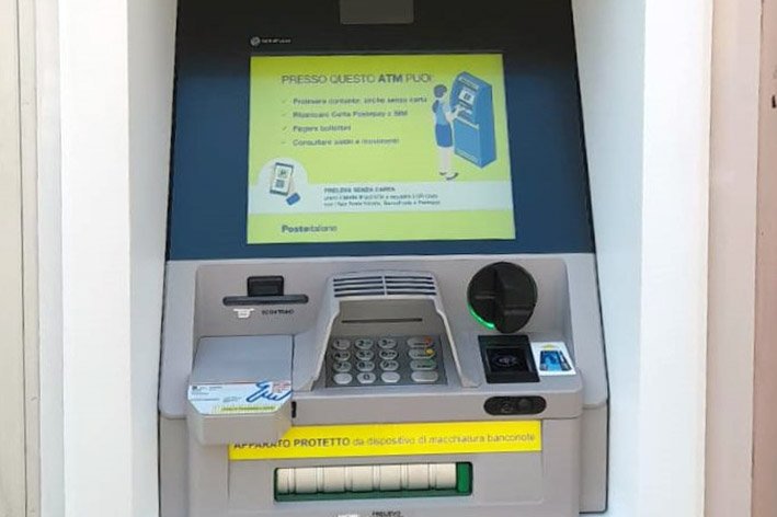 carta postepay con bancomat in azione