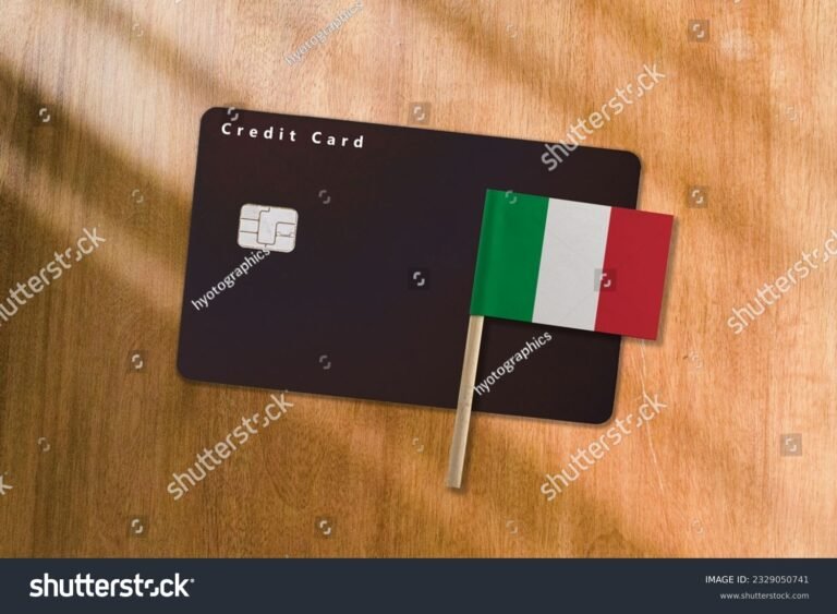 carte di credito italiane su tavolo legno