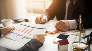 cartelle esattoriali accumulate su scrivania legale