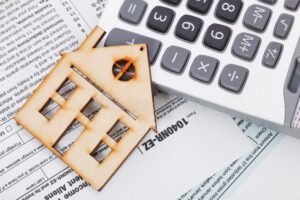 casa con calcolatrice e documenti fiscali 1