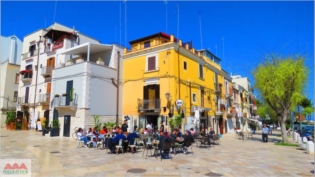 Quali Opportunità di Lavoro Sono Disponibili a Barletta Andria Trani 2 centro storico di barletta con persone al lavoro