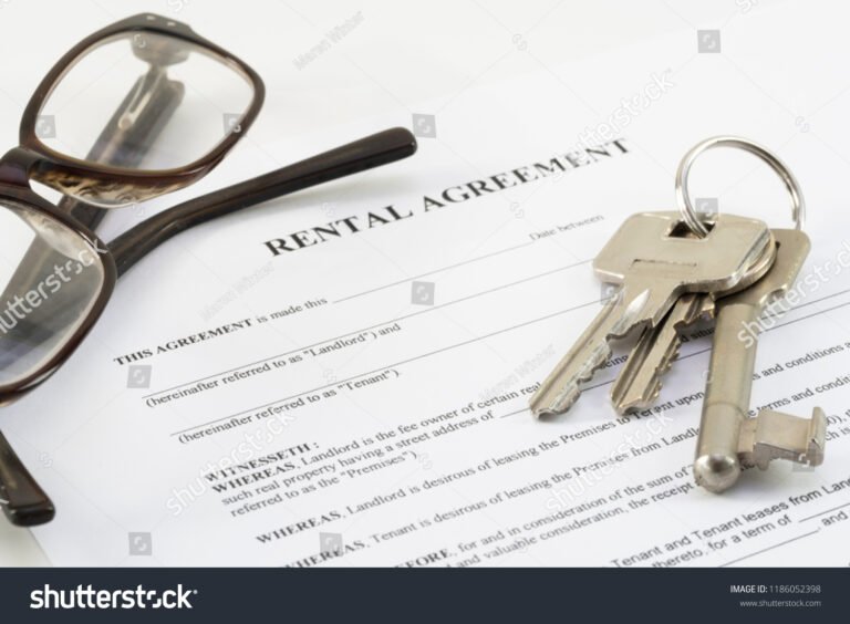 chiavi di casa con documento di contratto