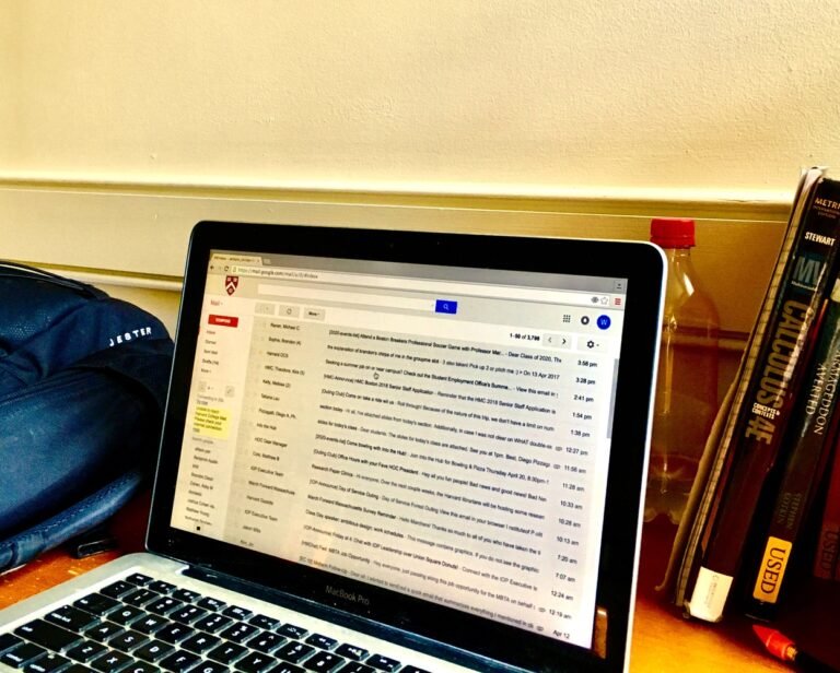 computer con schermata di email inviata