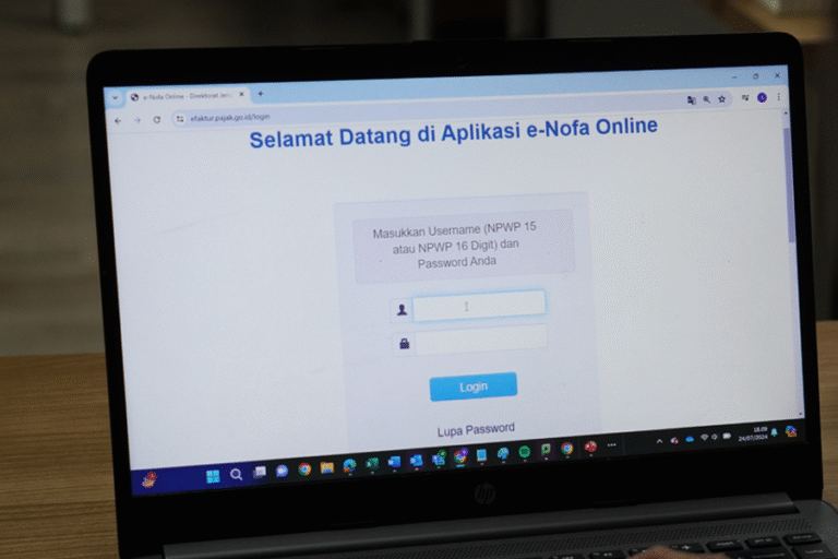 computer con schermata di verifica online iva