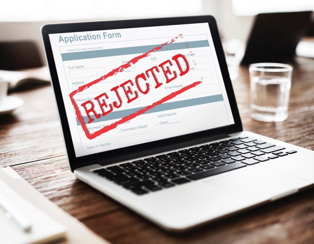 computer con schermata email e timbro ufficiale