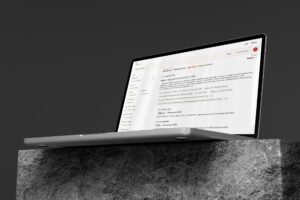 computer con schermo di ricerca giuridica aperto