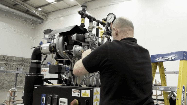 conduttore generatore vapore al lavoro industriale