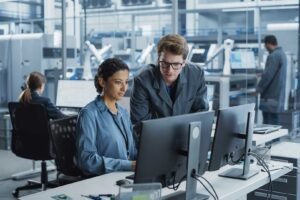 consulente del lavoro al lavoro in ufficio