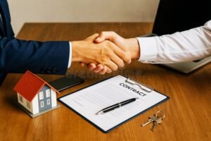 contratto tra due persone che si stringono la mano