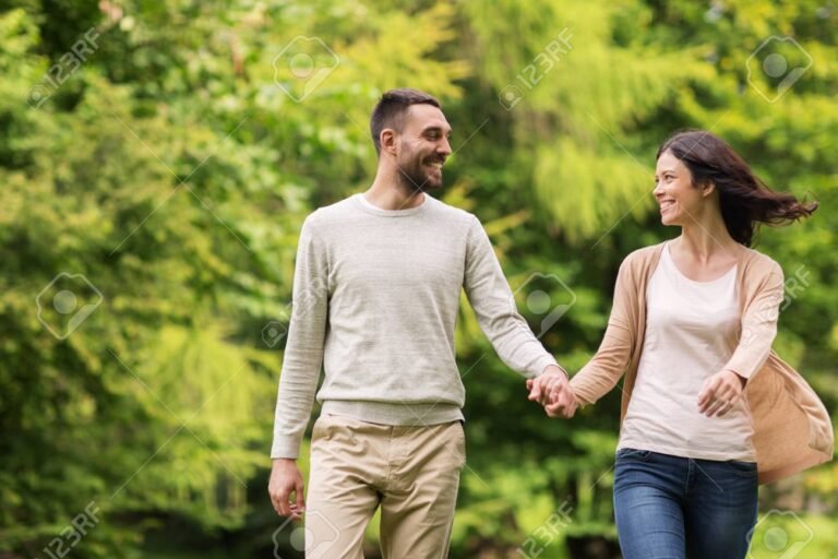 Come Trovare La Compagnia Di Vita Perfetta Per Te 9 coppia felice che cammina insieme in natura