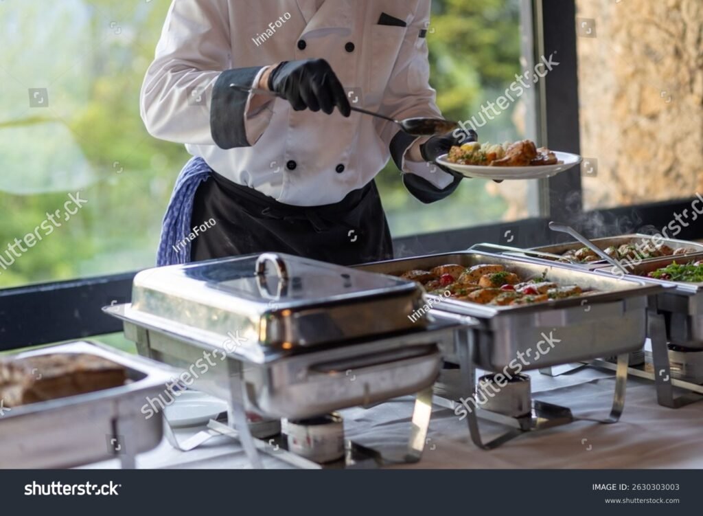 cuoco che serve piatto elegante a tavola calda