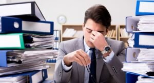 dipendenti stressati in ufficio con documenti