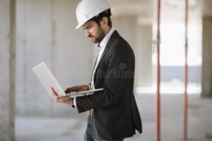 documento di sicurezza aziendale con casco e laptop