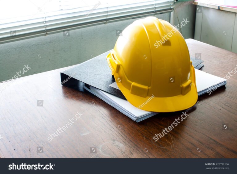 Quando Va Compilato il DUVRI e Quali Sono Le Sue Funzioni 1 documento di sicurezza con casco e cantiere