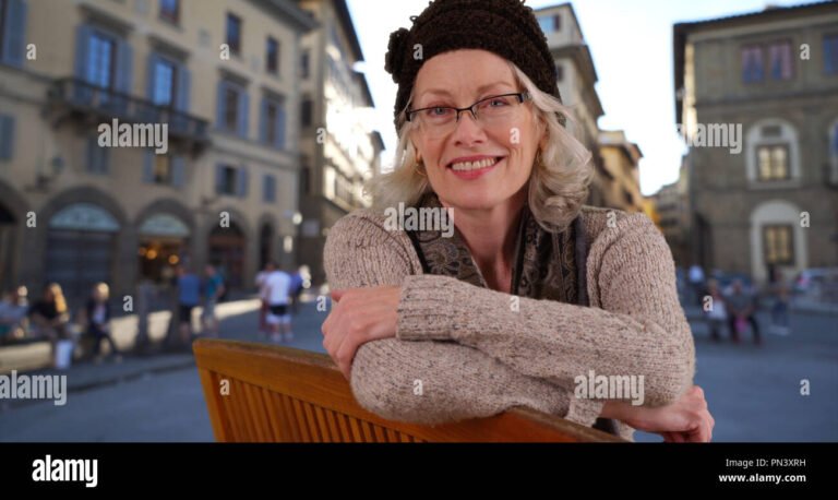 Qual È L’età Pensionabile Per Le Donne In Italia 45 donne anziane felici in piazza italiana