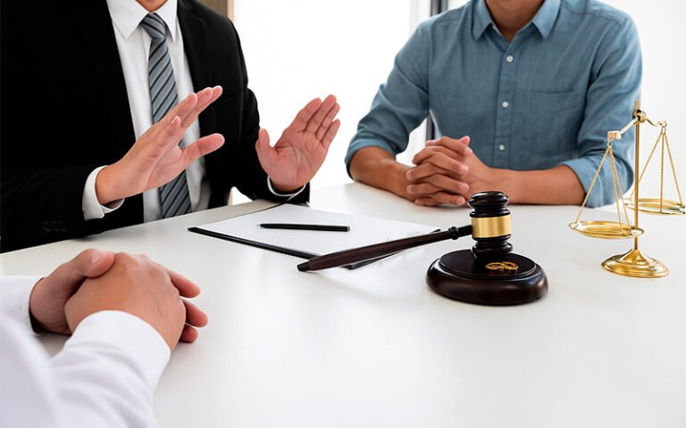 Quando e come si può ottenere l'assegno di mantenimento al coniuge 1 due coniugi che discutono con documenti legali