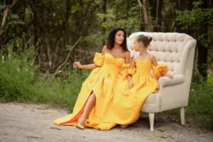 due donne madre e figlia vestiti coordinati