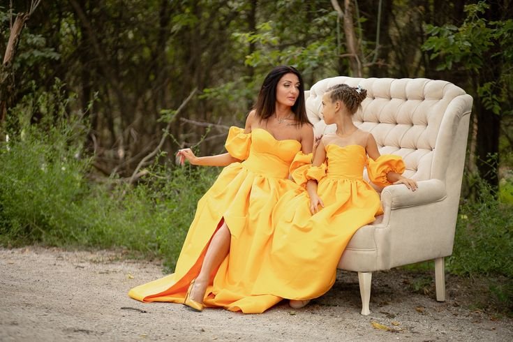 due donne madre e figlia vestiti coordinati