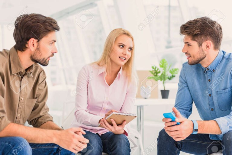 Come Gestire Situazioni Quando È Necessario Parlare Una Persona Alla Volta 3 due persone che conversano attentamente sedute