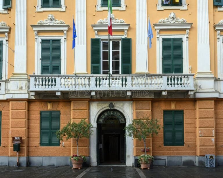 Come Trovare e Candidarsi ai Bandi per Lavorare in Comune 14 edificio comunale con bandiera italiana