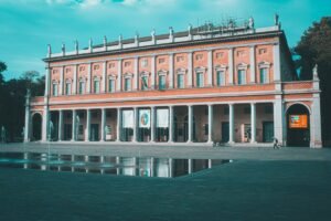 edificio del comune di reggio emilia allesterno