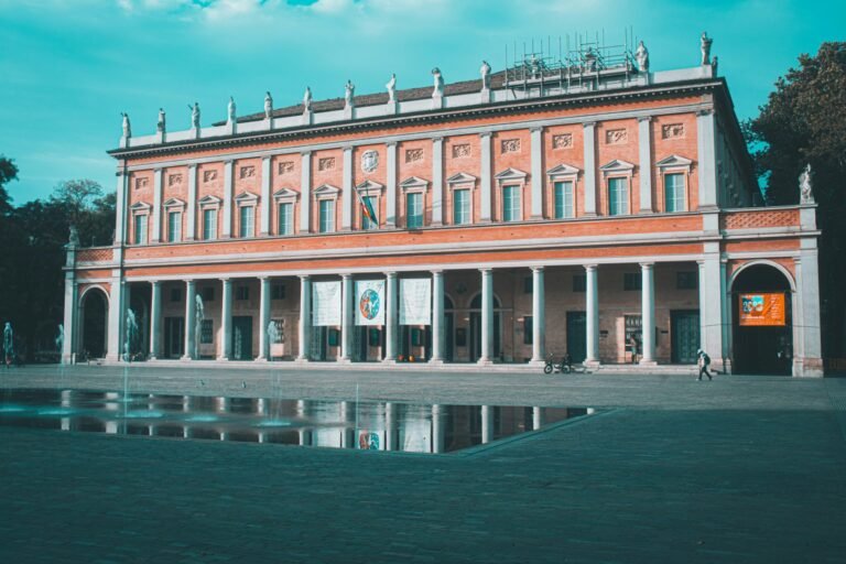 edificio del comune di reggio emilia allesterno