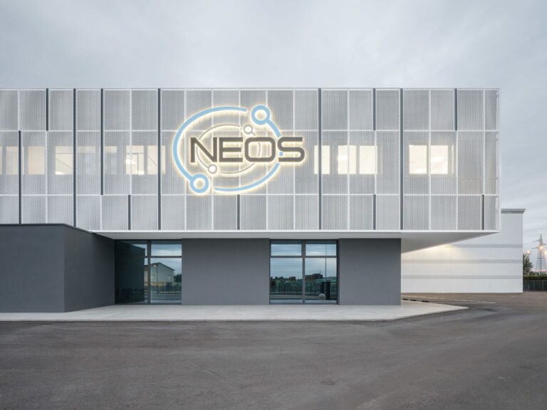 edificio moderno con insegna registro imprese