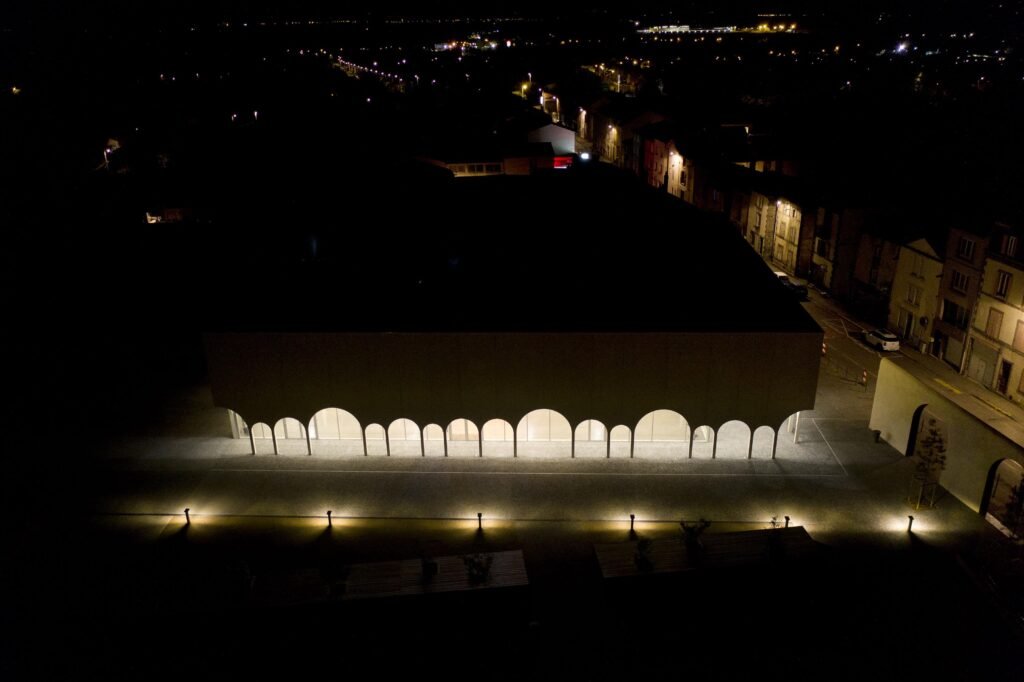 facciata del cinema torri bianche di sera