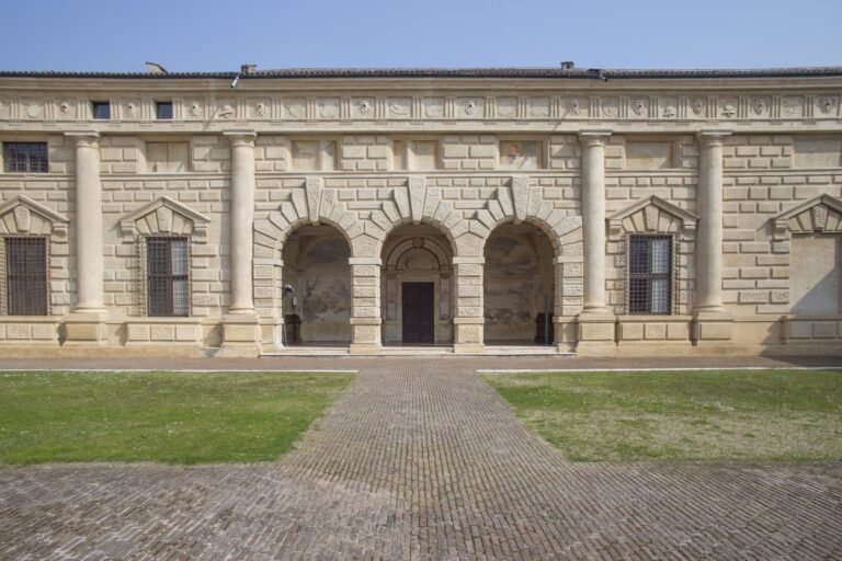 Quali Sono Gli Orari Di Apertura Del Palazzo Del Te A Mantova 34 facciata storica del palazzo te con orologio