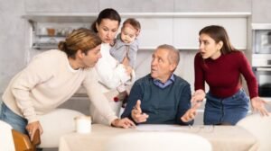 famiglia che compila documenti finanziari insieme