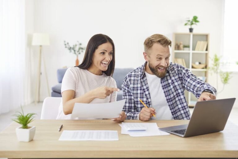 Quali Bonus Si Possono Richiedere Con Un ISEE Basso 32 famiglia felice che riceve consulenza finanziaria